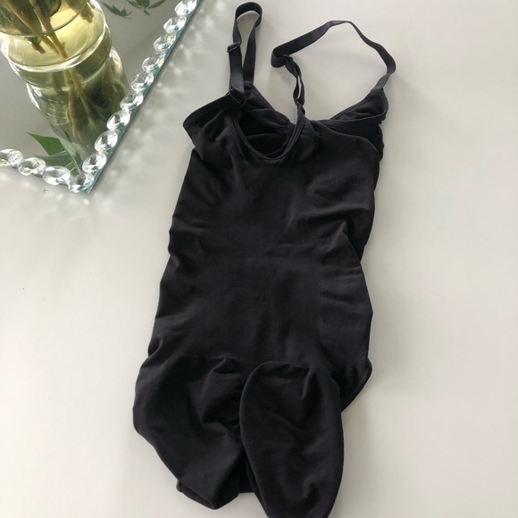 New SKIMS Sculpting Snaps Bodysuit in Onyx - Picture 4 of 4